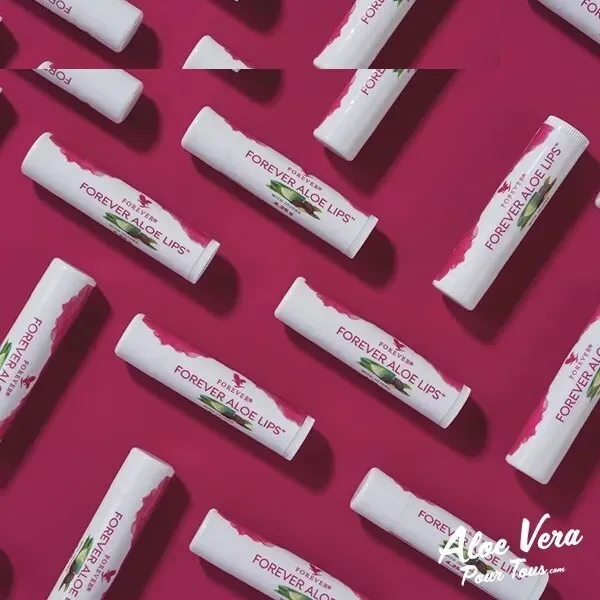 بالم لب فوراور مدل Aloe Lips مرطوب‌کننده و نرم‌کننده قوی با عصاره آلوئه‌ورا و روغن جوجوبا، مناسب پوست لب‌های خشک و ترک‌خورده، فاقد چسبندگی و سازگار با پوست، طراحی ماتیکی وگان از آمریکا