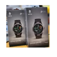 ساعت هوشمند گرین لاین مدل MMD QUALITY GRAND SMART 7009 دارای قابلیت های صفحه نمایش رنگی، صفحه نمایش لمسی، کنترل موسیقی (Music Player)، پشتیبانی از زبان فارسی در منو و سیستم‌عامل بند سیلیکون