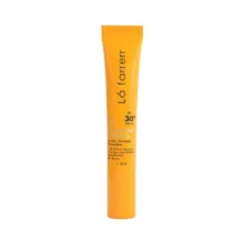 کرم ضد آفتاب دورچشم بدون رنگ لافارر، 30 SPF، مدل مینرال، مناسب انواع پوست و حجم 15 میلیلیتر، محافظت کننده در برابر اشعه UVA و UVB، ضد حساسیت و التهاب، بدون چربی، ضد آب، +++PA، ضد چروک، تعدیل کننده هاله تیره دور چشم، مغذی، رطوبترسان، با ماندگاری 2 ساعته