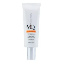 کرم ضدآفتاب رنگی ام کیو SPF50 مدل LIGHT BEIGE، مناسب پوست‌های چرب، حجم 55 میلی‌لیتر