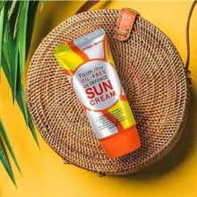 کرم ضد آفتاب بی رنگ فارم استی spf 50 مدل OIL-FREE مناسب پوست های مختلط و چرب حجم 70 میلی لیتر