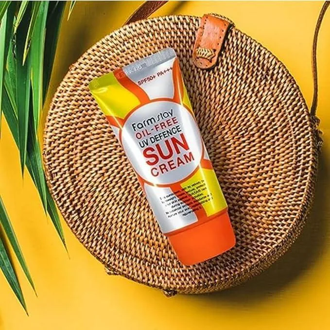 کرم ضد آفتاب بی رنگ فارم استی spf 50 مدل OIL-FREE مناسب پوست های مختلط و چرب حجم 70 میلی لیتر