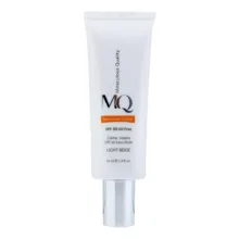 کرم ضدآفتاب رنگی ام کیو SPF50 مدل LIGHT BEIGE، مناسب پوست‌های چرب، حجم 55 میلی‌لیتر