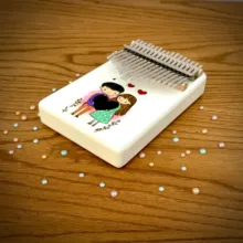 کالیمبا 17 تیغه کُرال مدل ذوزنقه حفره دار حرفه ای طرح نقاشی عشاق