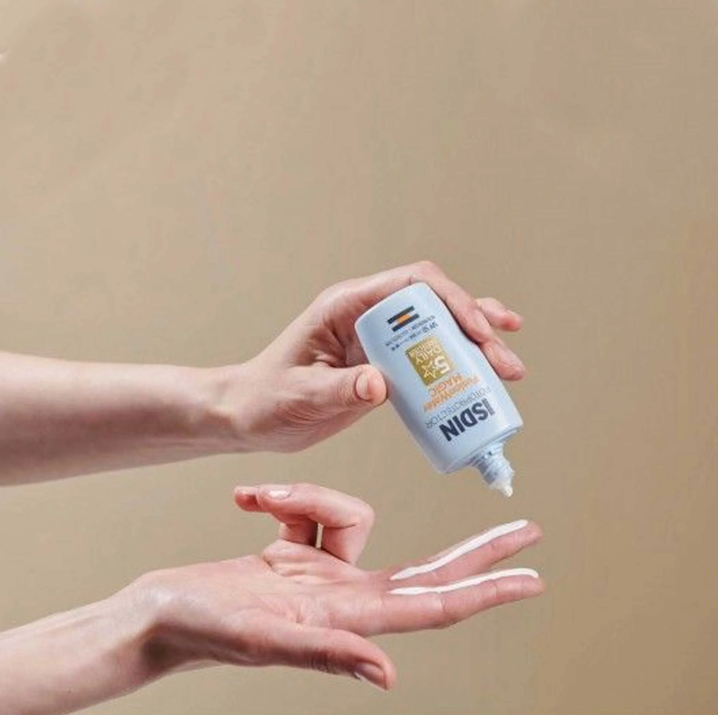 فلوئید ضدآفتاب بدون رنگ ایزدین SPF50 مدل Fusion Water Magic ‌مناسب انواع پوست، حجم 50 میلی‌لیتر