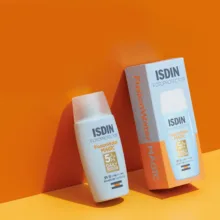 فلوئید ضدآفتاب بدون رنگ ایزدین SPF50 مدل Fusion Water Magic ‌مناسب انواع پوست، حجم 50 میلی‌لیتر