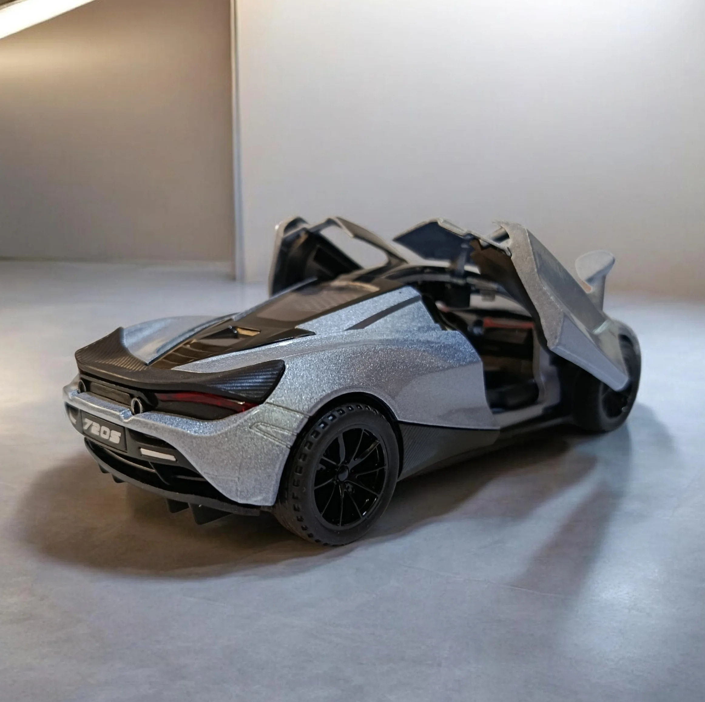 ماشین بازی مدل مکلارن 720s بدنه فلزی مقیاس 1:28