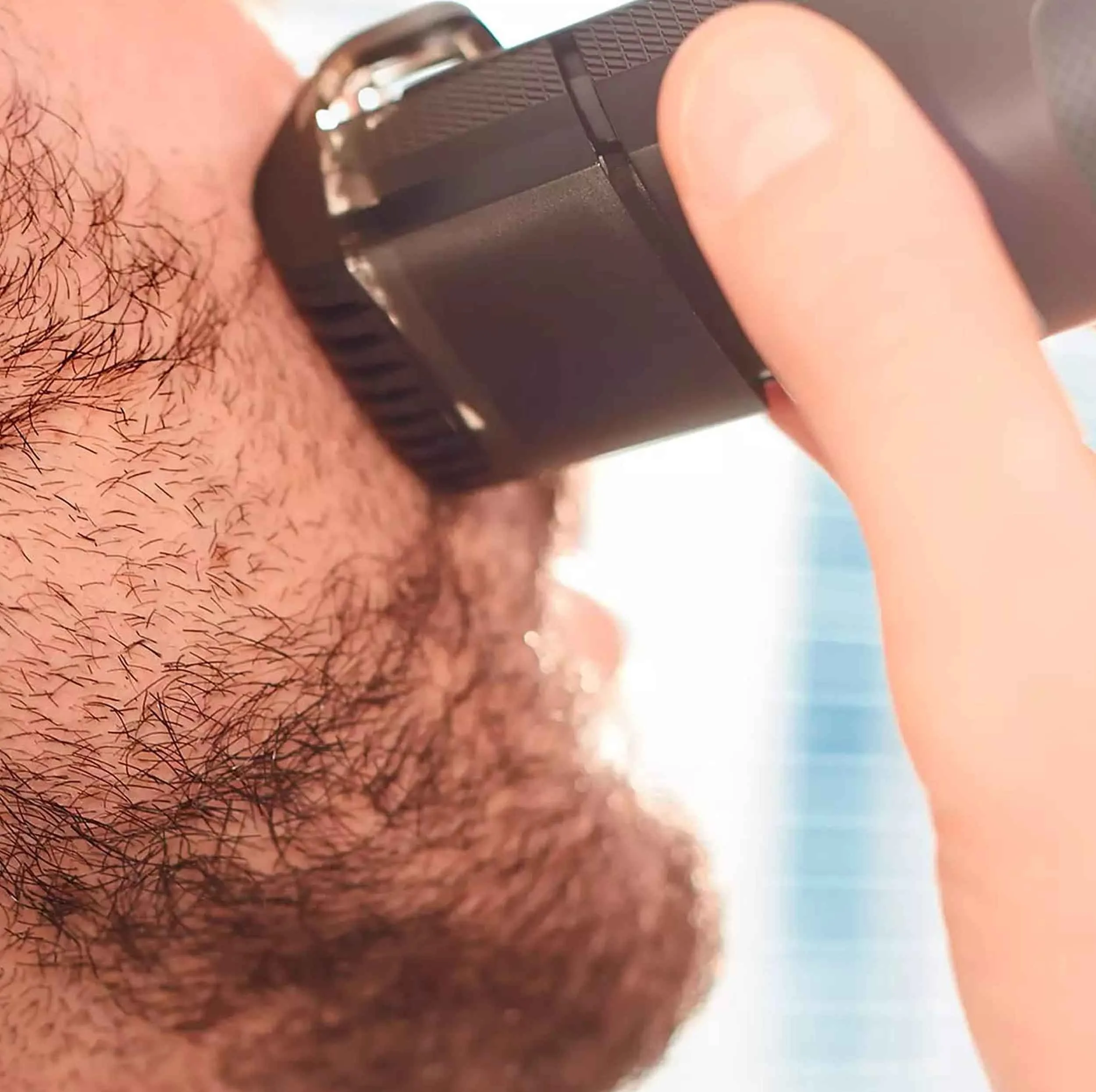 ماشین اصلاح موی صورت فیلیپس مدل BT5200/16 با تیغه‌های استیل ضدزنگ خود تیزشونده، طول اصلاح 0.4 تا 10 میلی‌متر، قابلیت استفاده با باتری و برق، شارژ USB یک ساعته و ضدآب با طراحی ارگونومیک و شانه قابل تنظیم دستی
