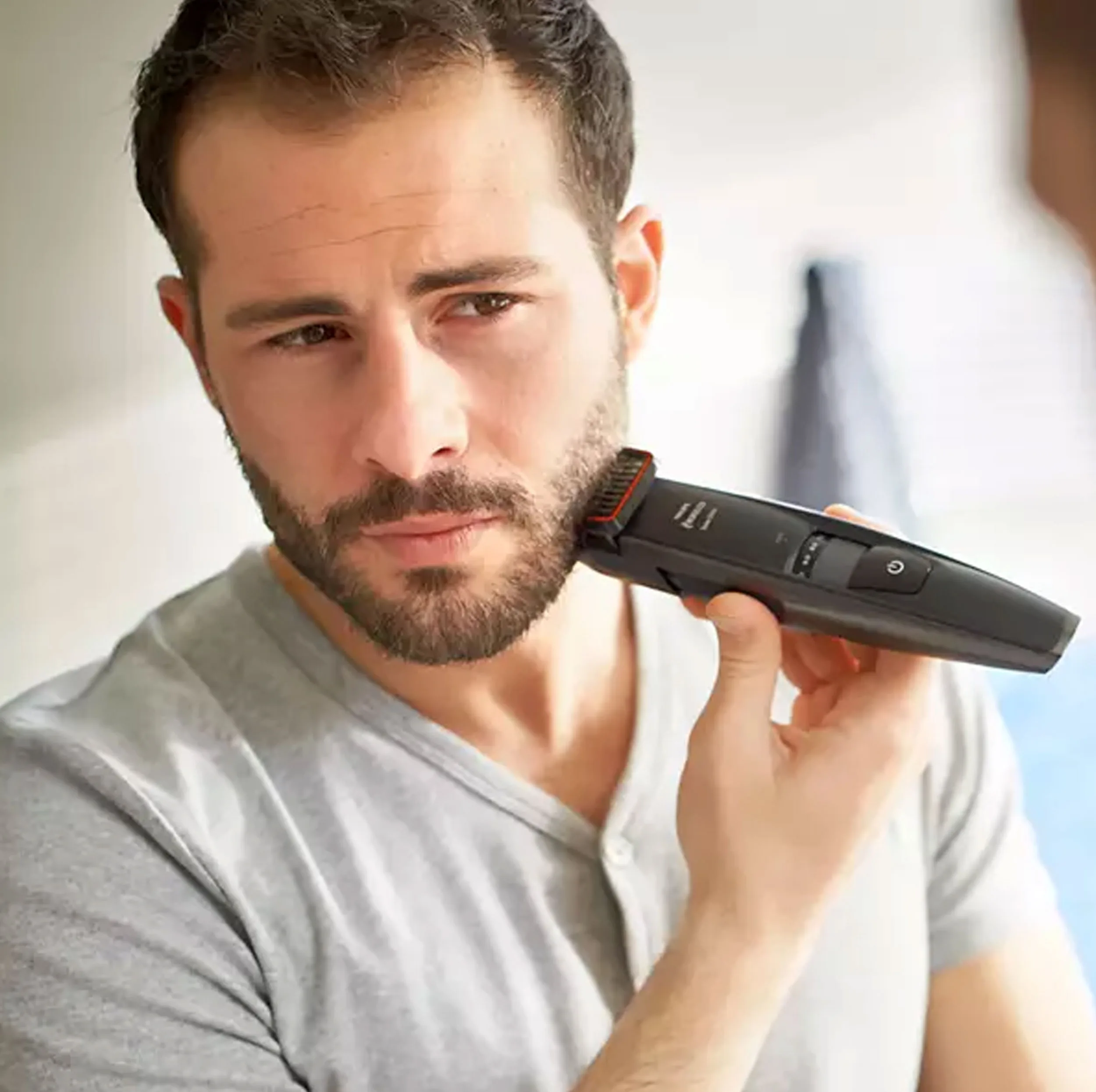 ماشین اصلاح موی صورت فیلیپس مدل BT5200/16 با تیغه‌های استیل ضدزنگ خود تیزشونده، طول اصلاح 0.4 تا 10 میلی‌متر، قابلیت استفاده با باتری و برق، شارژ USB یک ساعته و ضدآب با طراحی ارگونومیک و شانه قابل تنظیم دستی