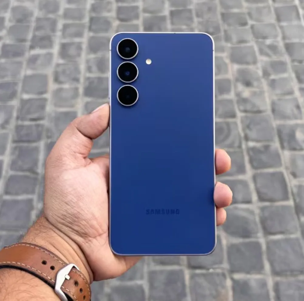 گوشی موبایل سامسونگ مدل Galaxy S25 FE دو سیم کارت ظرفیت 256 گیگابایت و رم 8 گیگابایت - ویتنام - به همراه شارژر 45 وات سامسونگ و کابل شارژ USB-C به طول 1.8 متر
