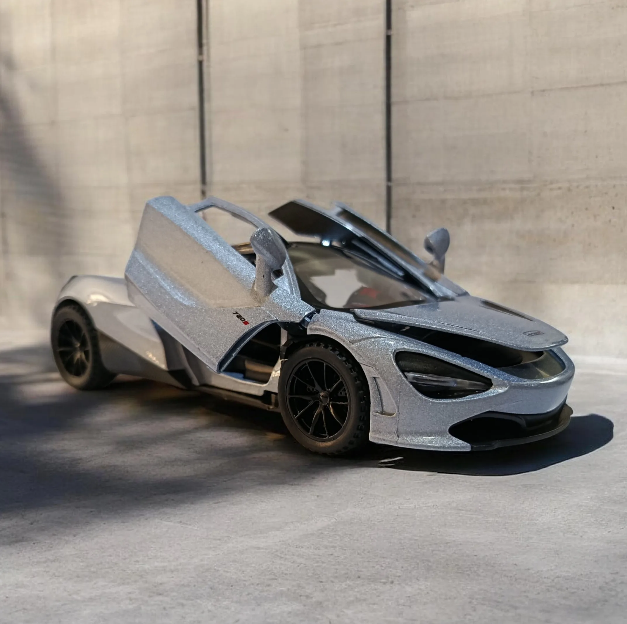 ماشین بازی مدل مکلارن 720s بدنه فلزی مقیاس 1:28