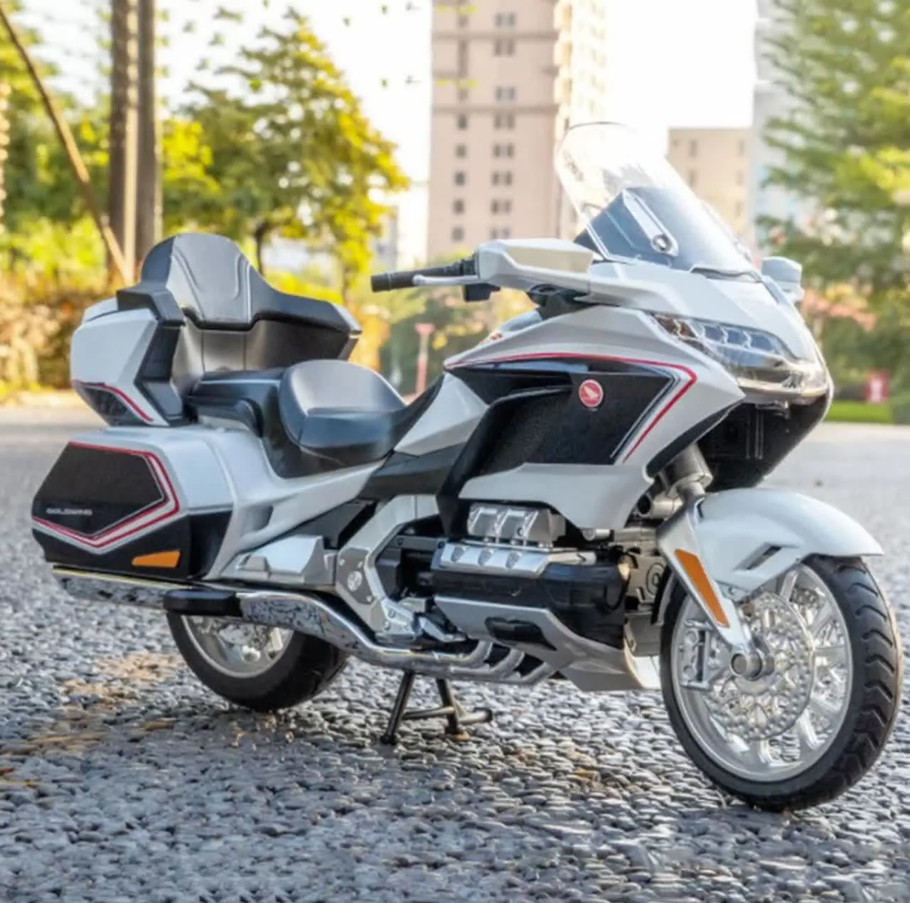 ماکت موتور بازی ناب سل مدل هوندا گلدوینگ فلزی چراغدار کد 1:11DIE CAST HONDA GL800 2021
