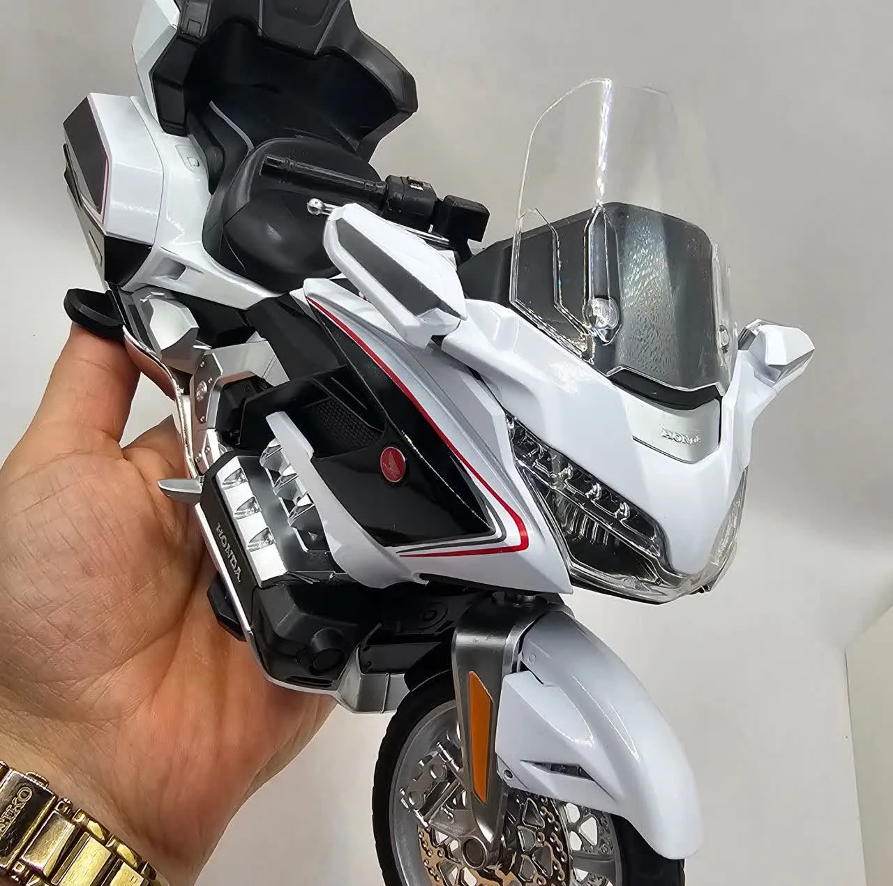 ماکت موتور بازی ناب سل مدل هوندا گلدوینگ فلزی چراغدار کد 1:11DIE CAST HONDA GL800 2021