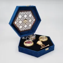 باکس کادویی شش ضلعی مخمل زعفران عاقله – 3 گرم به همراه هل – 10 گرم و قوری و هاون