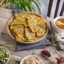 سوهان عسلی زعفرانی شیرین - 500 گرم