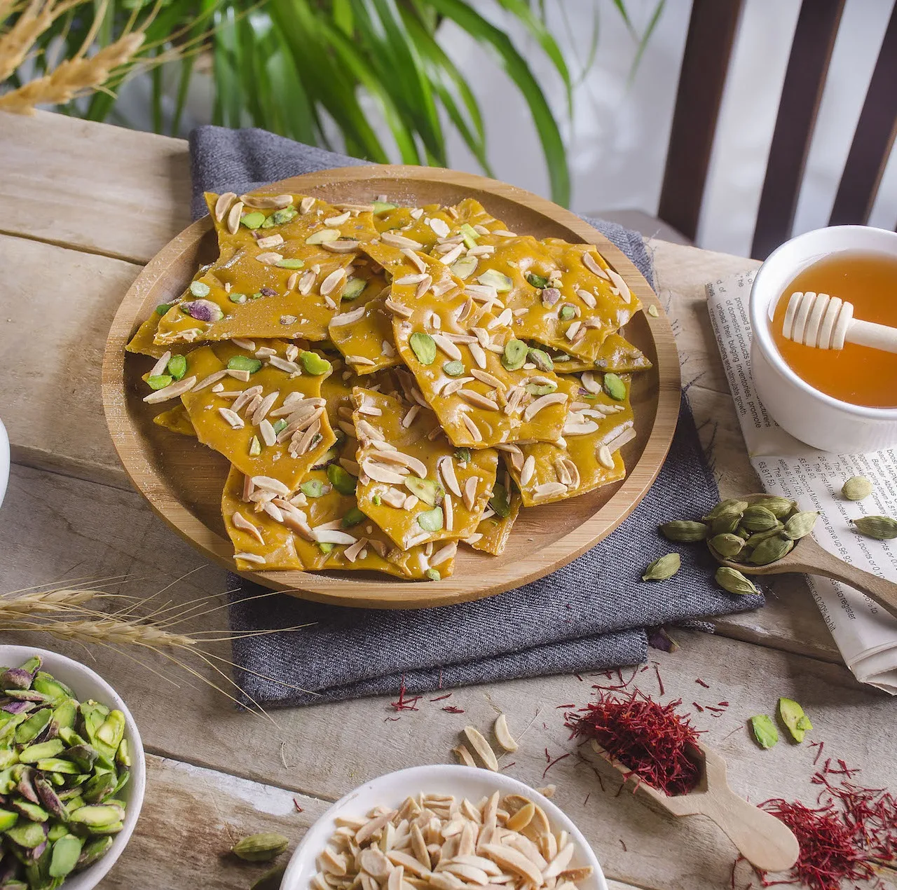 سوهان عسلی زعفرانی شیرین - 500 گرم