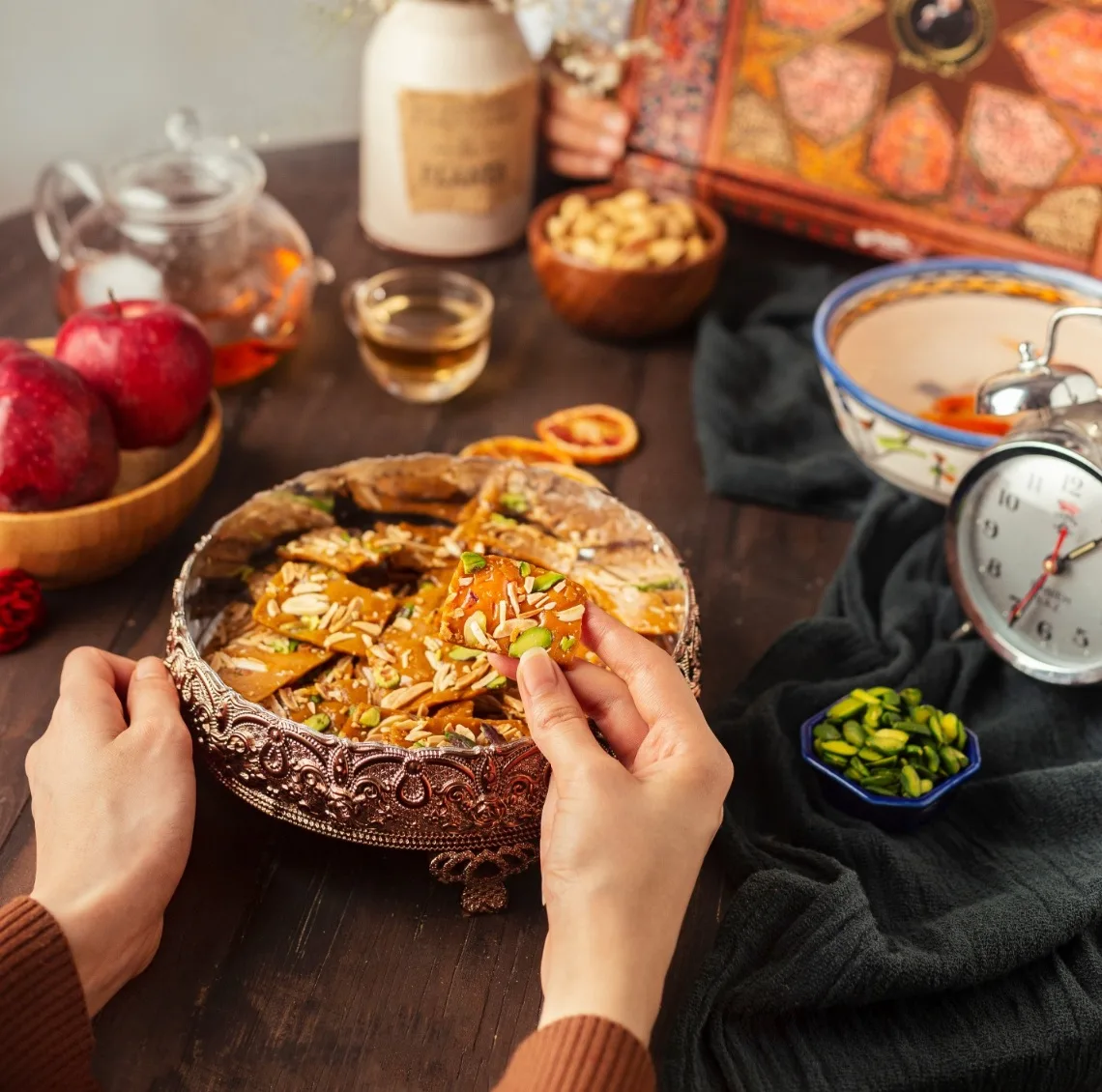 سوهان عسلی زعفرانی و گز لقمه ای 28 درصد پسته شیرین - ۳۸۰ گرم