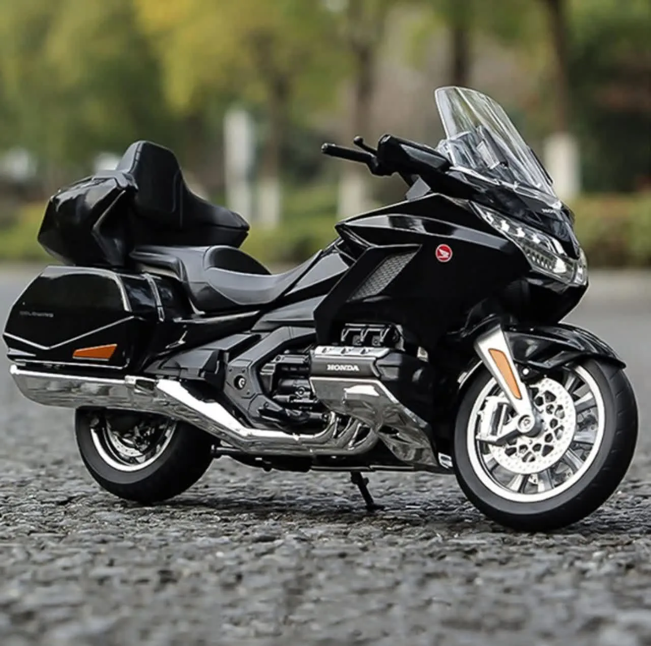 ماکت موتور بازی ناب سل مدل هوندا گلدوینگ فلزی چراغدار کد 1:11DIE CAST HONDA GL800 2021