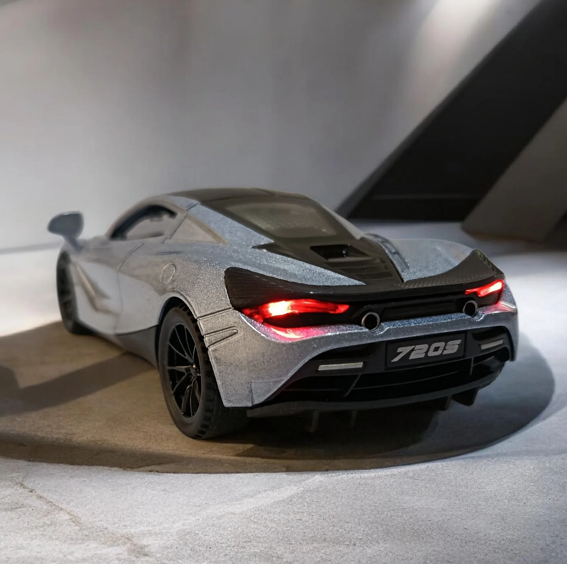 ماشین بازی مدل مکلارن 720s بدنه فلزی مقیاس 1:28