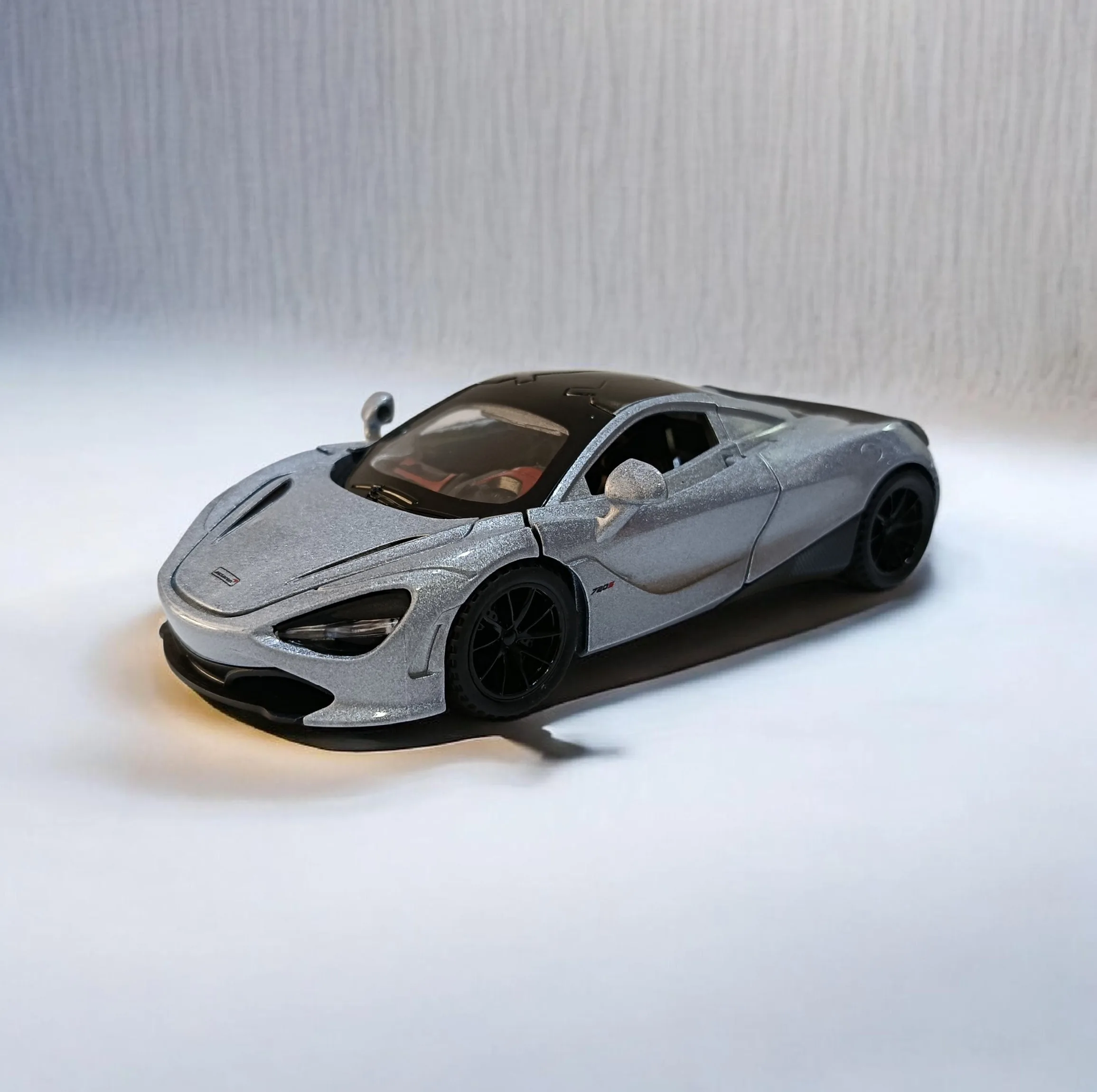 ماشین بازی مدل مکلارن 720s بدنه فلزی مقیاس 1:28
