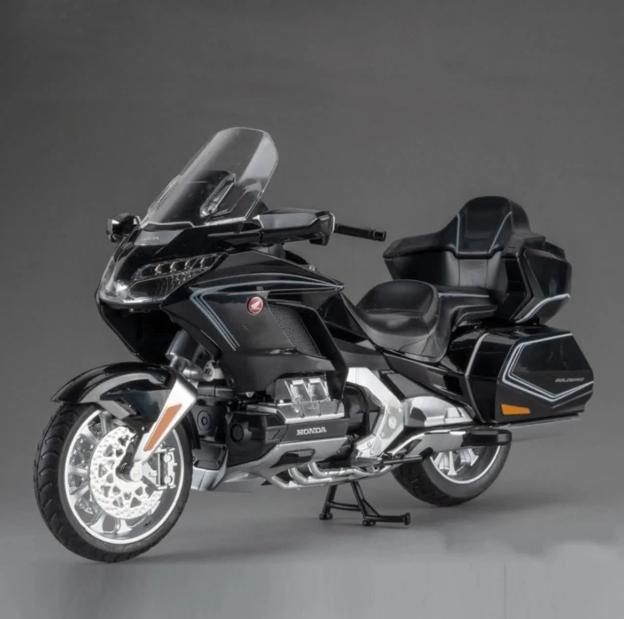 ماکت موتور بازی ناب سل مدل هوندا گلدوینگ فلزی چراغدار کد 1:11DIE CAST HONDA GL800 2021