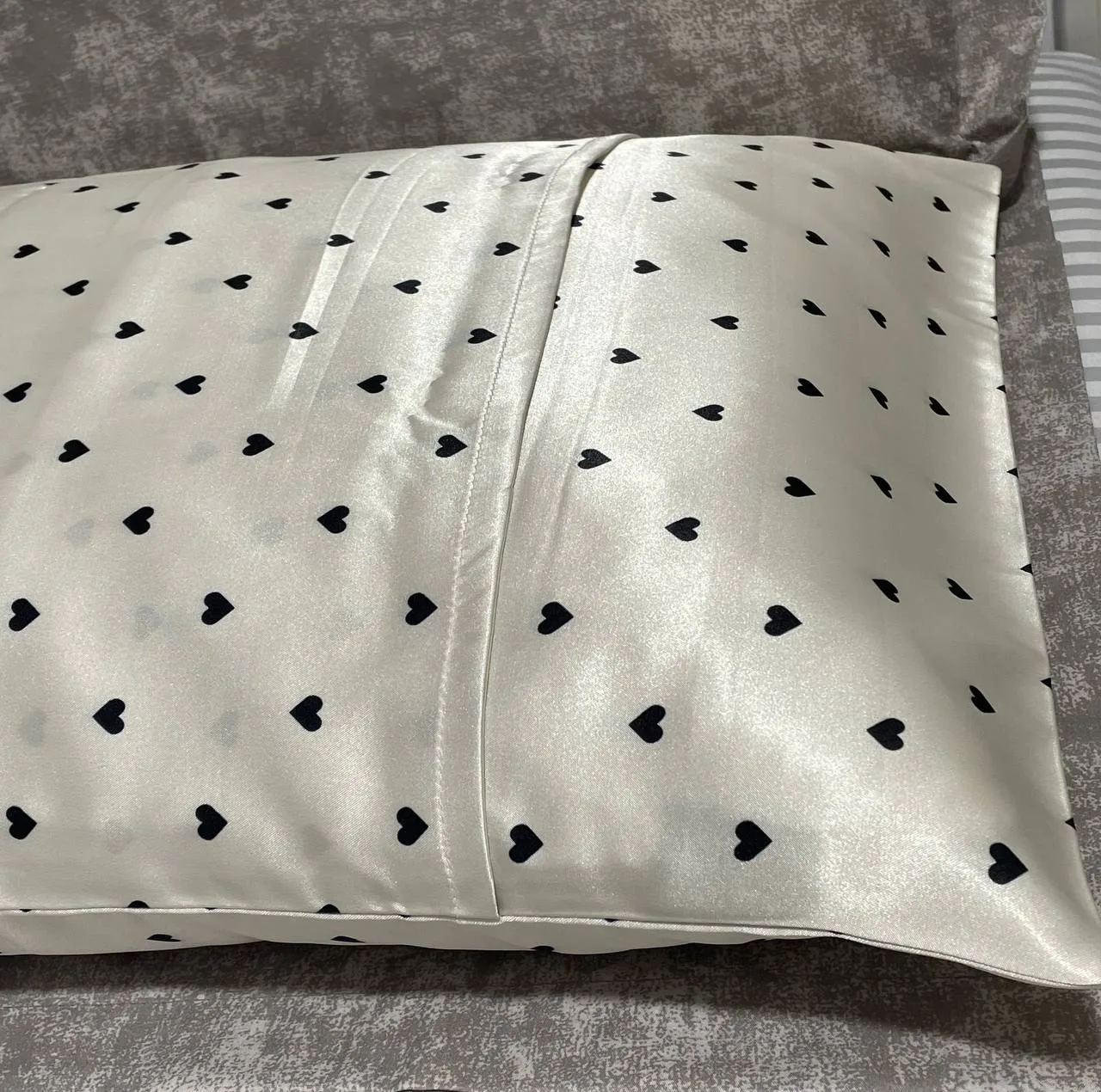 روبالشی مدل satin سایز 50*70 سانتی متر به همراه کش مو و چشم بند