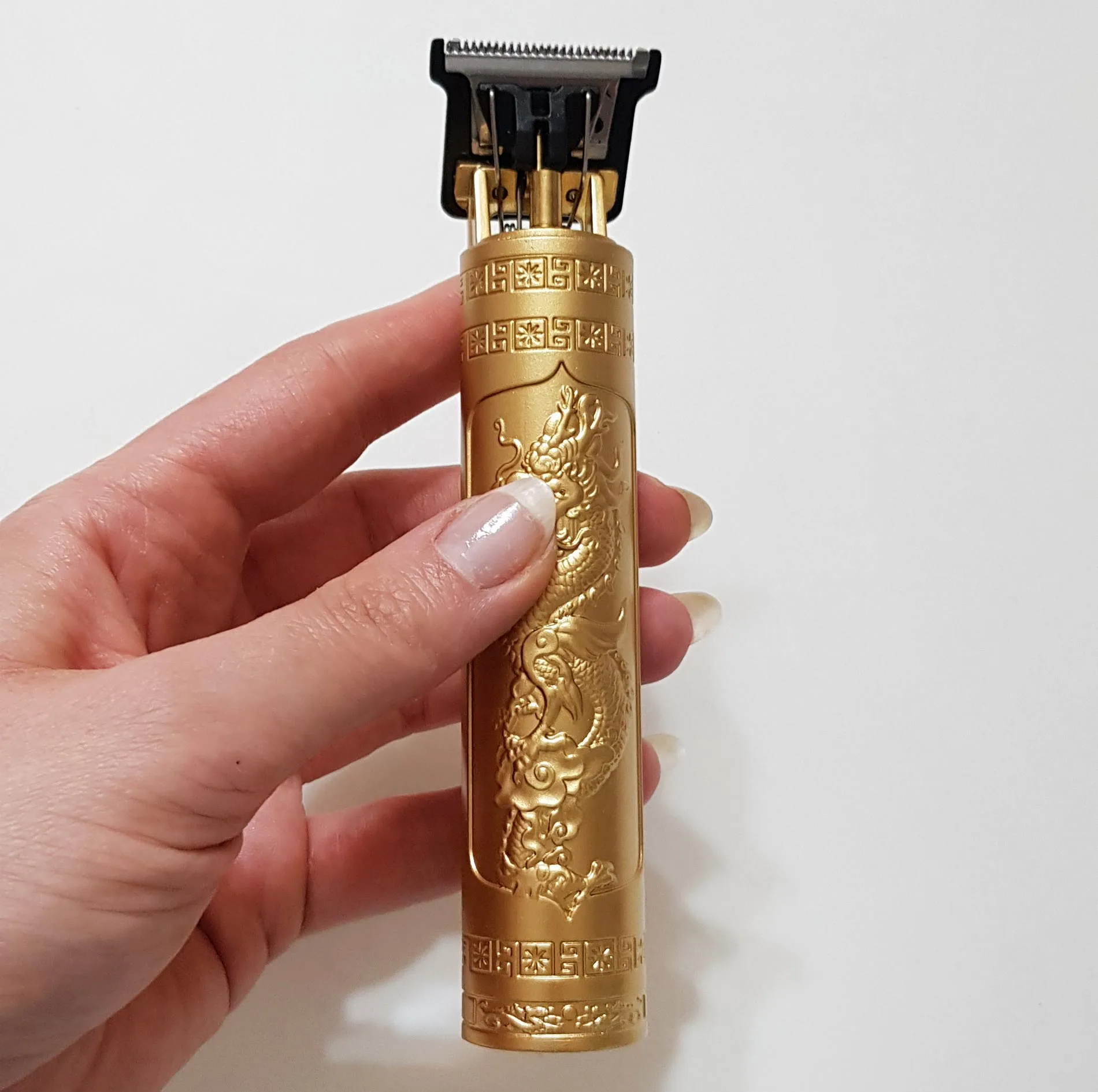 ماشین اصلاح موی سر و صورت بی‌سیم مدل 4666 T9 با تیغه استیل ضد زنگ، قابلیت اصلاح با شماره صفر، چهار شانه تنظیم طول مو و طراحی ارگونومیک مقاوم و سبک