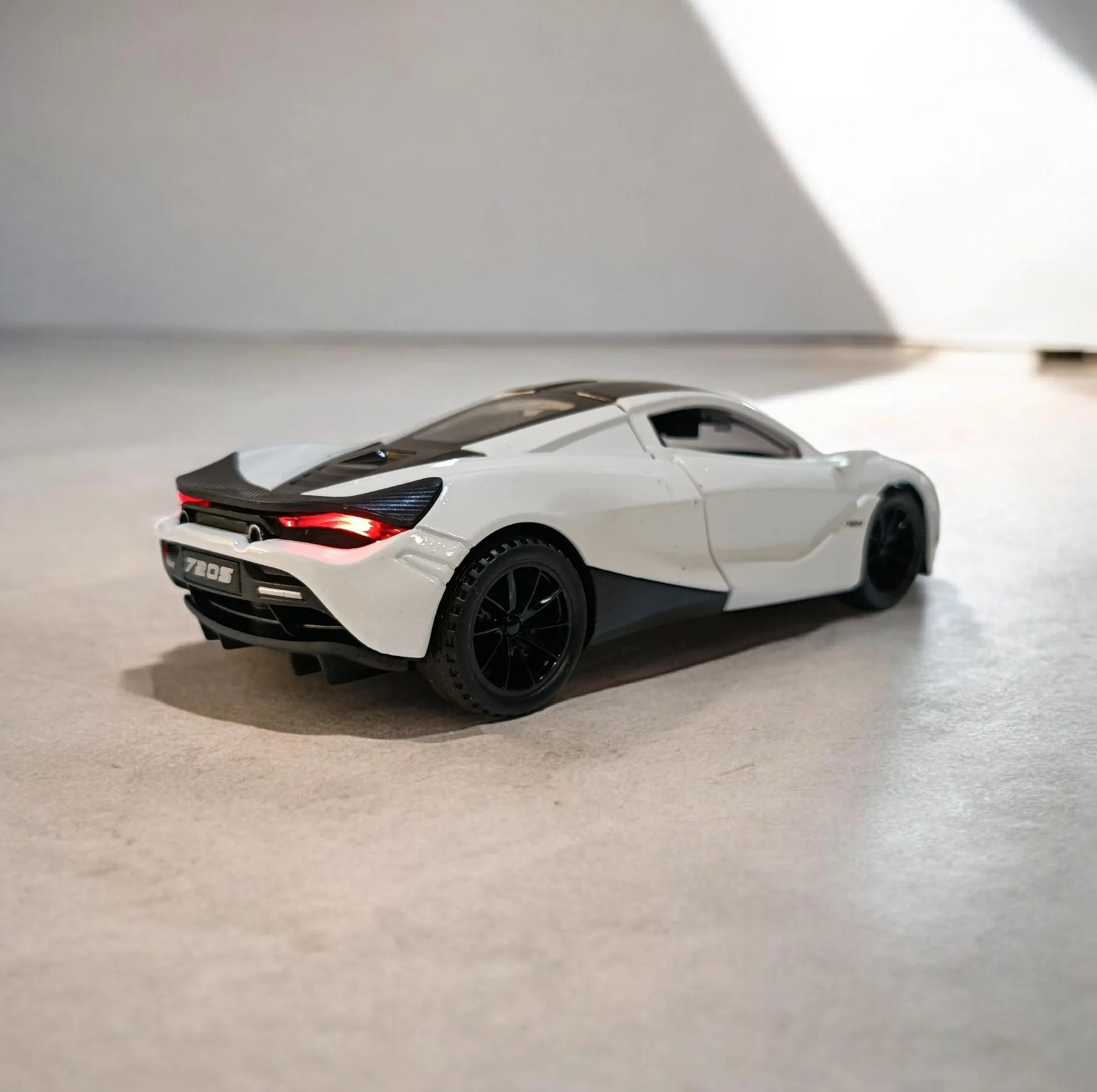 ماشین بازی مدل مکلارن 720s بدنه فلزی مقیاس 1:28