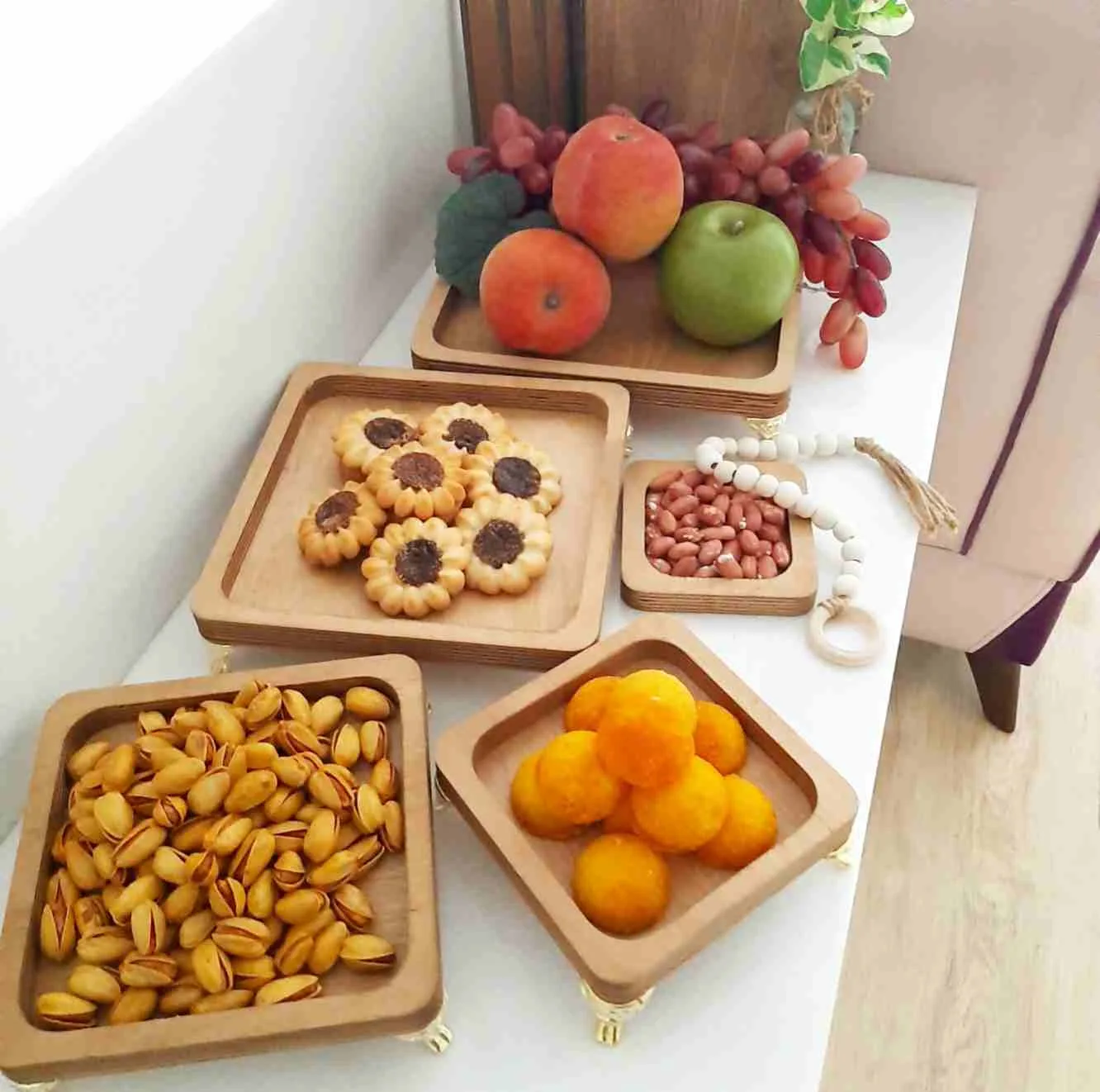 ظرف سرو چوبی پایهدار مدل ply05 مجموعه 5 عددی از چوب روس باکیفیت، ضدآب و بادوام مناسب آجیلخوری، میوهخوری و شکلاتخوری، قابلیت شستوشو با دست و استفاده در میهمانی و پذیرایی