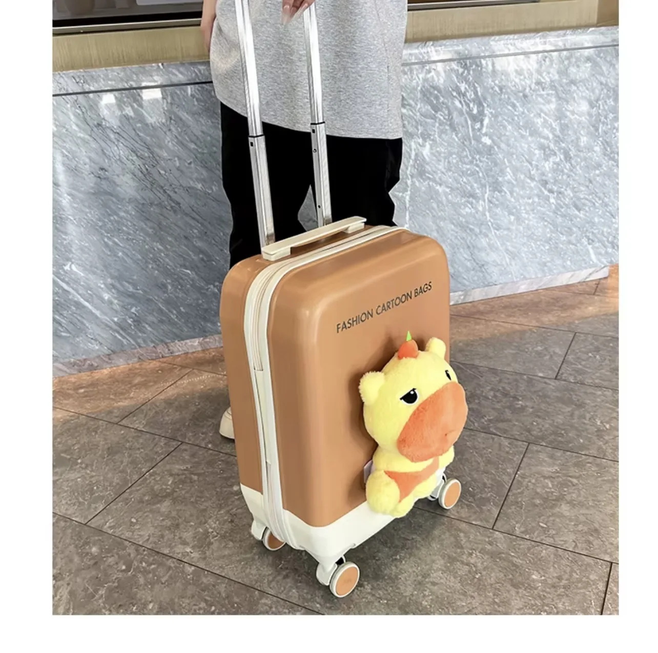 چمدان کودک مدل زرافه عروسک دار 20 اینچ