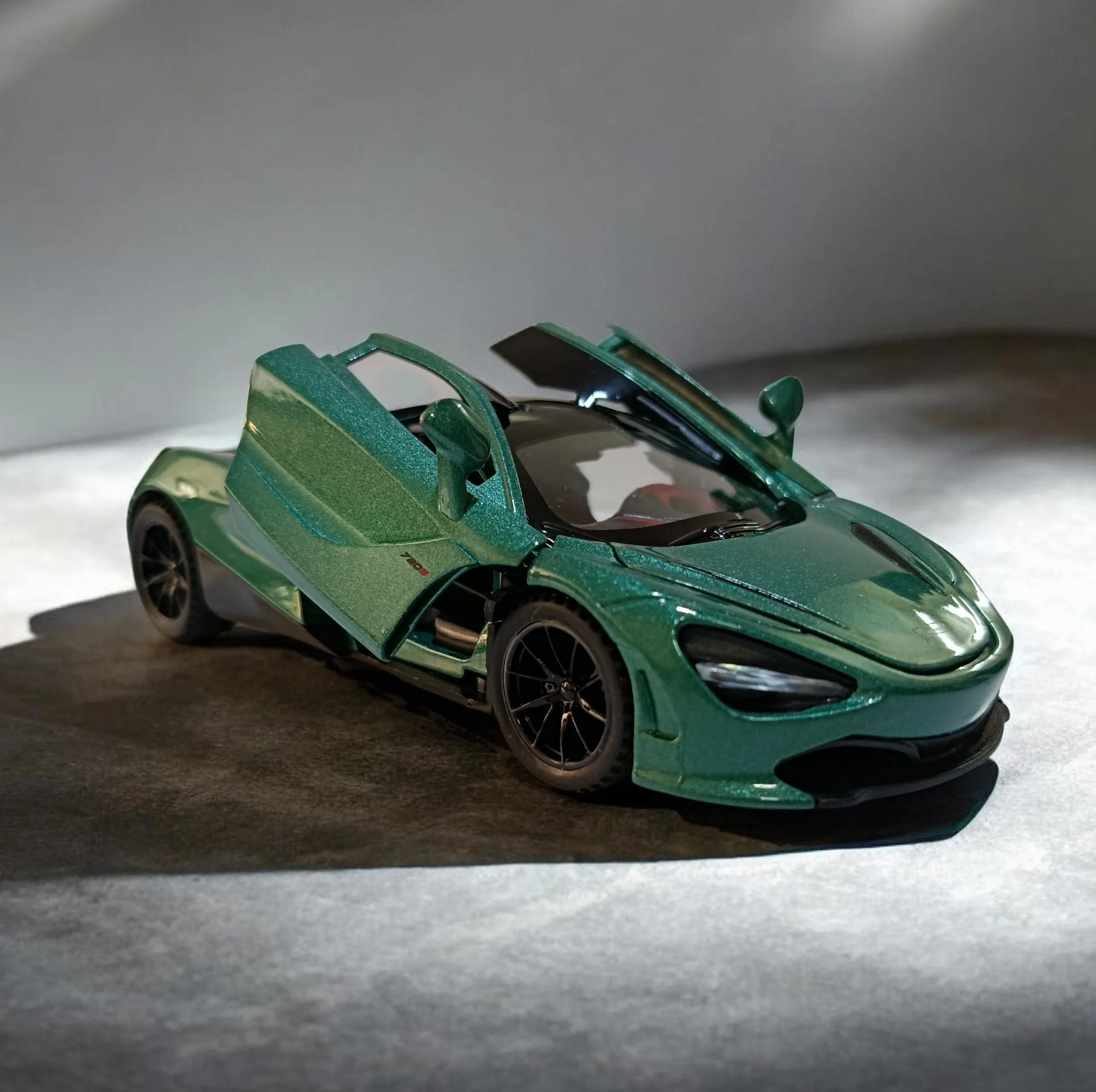 ماشین بازی مدل مکلارن 720s بدنه فلزی مقیاس 1:28