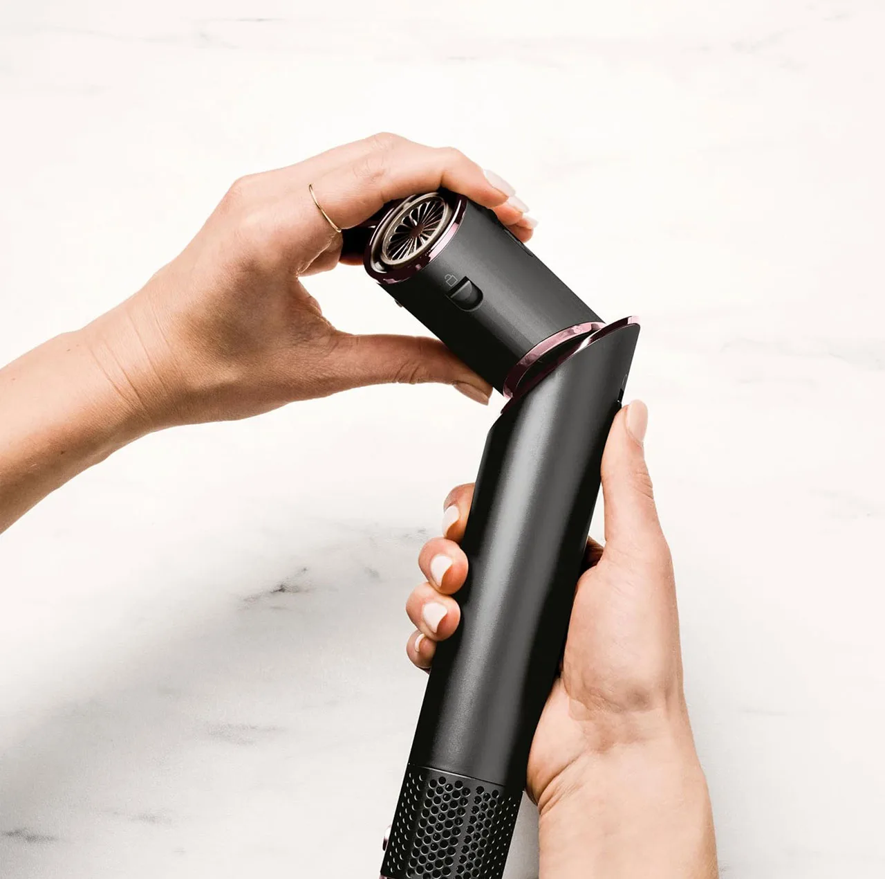 سشوار برس دار حالت دهنده شارک مدل HD440EU