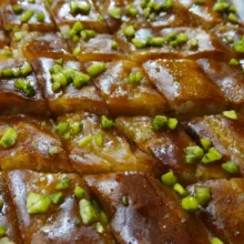 شیرینی باقلوا بادام و پسته سنتی یزد - 750 گرم