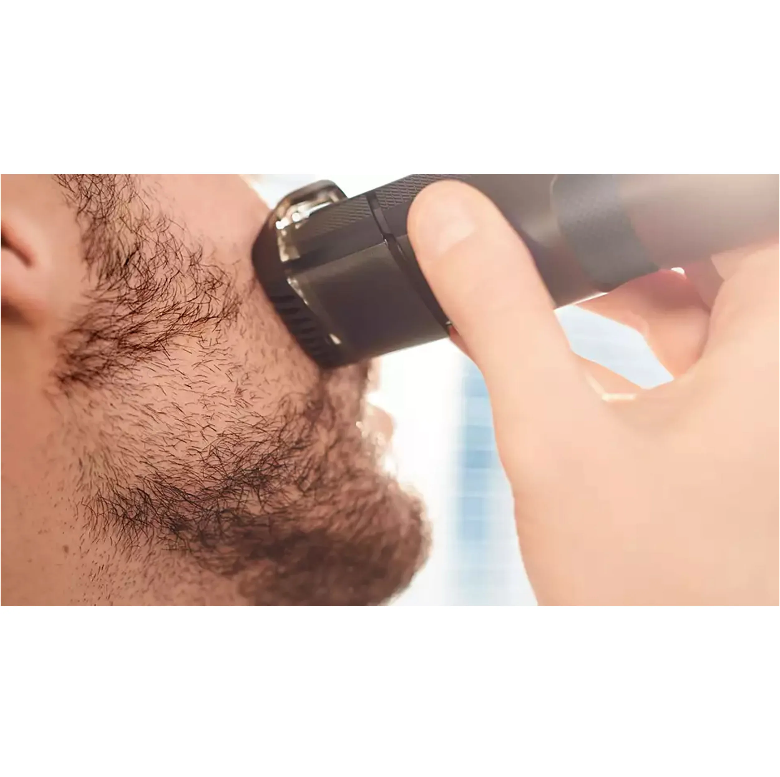 ماشین اصلاح موی صورت فیلیپس مدل BT5200/16 با تیغه‌های استیل ضدزنگ خود تیزشونده، طول اصلاح 0.4 تا 10 میلی‌متر، قابلیت استفاده با باتری و برق، شارژ USB یک ساعته و ضدآب با طراحی ارگونومیک و شانه قابل تنظیم دستی
