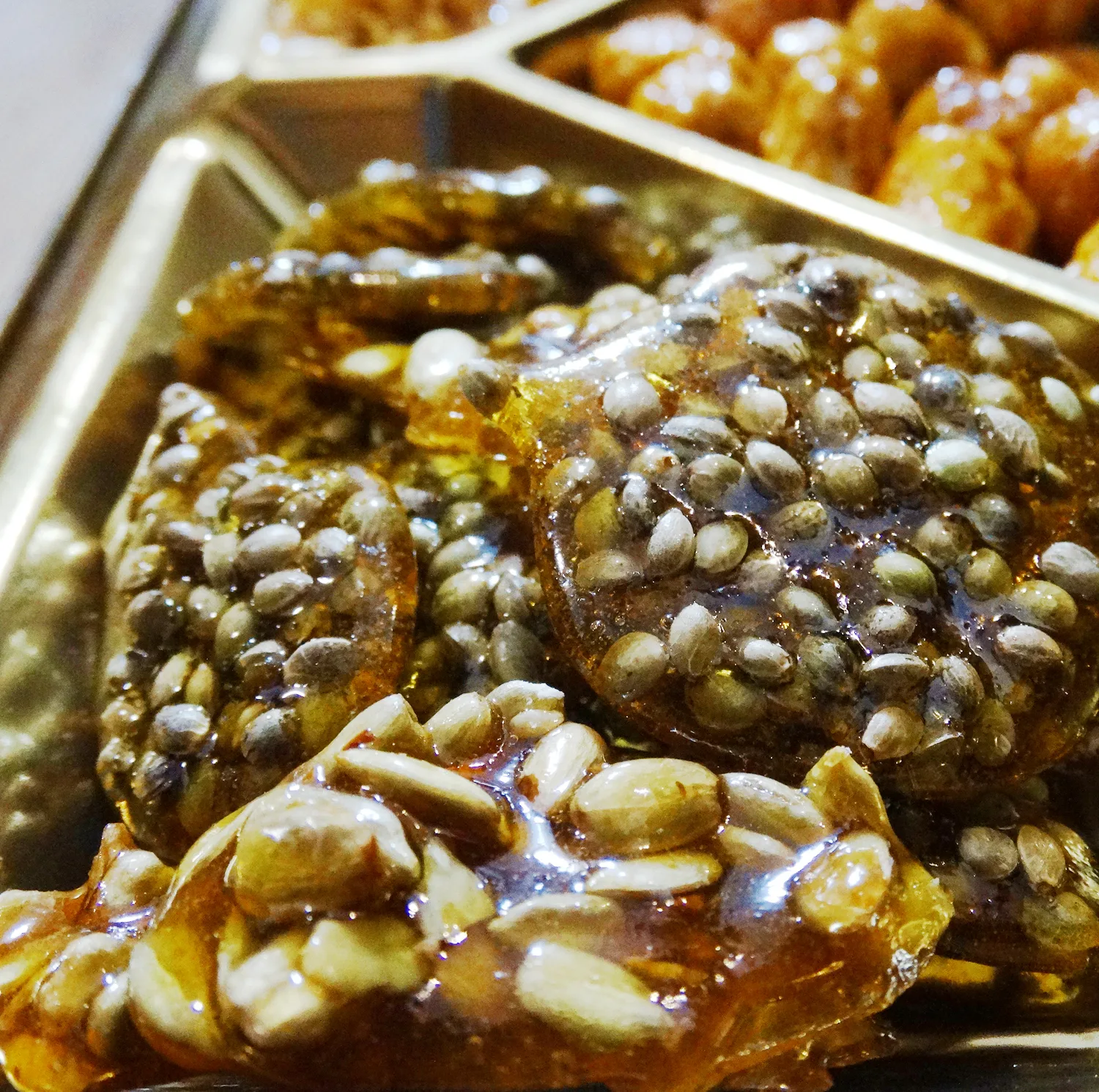 سوهان عسلی پنج مغز پذیرایی - 500 گرم