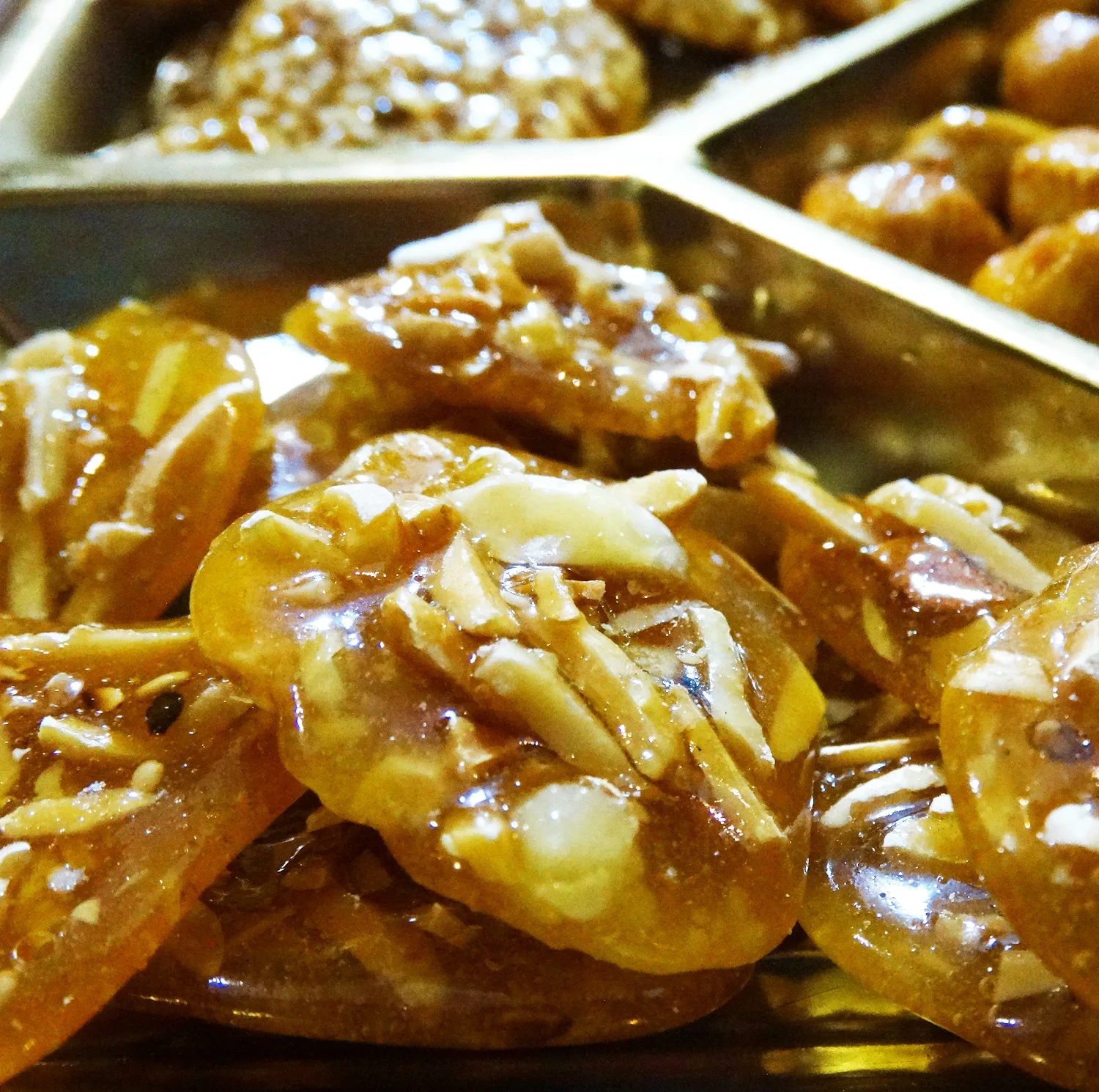 سوهان عسلی پنج مغز پذیرایی - 500 گرم