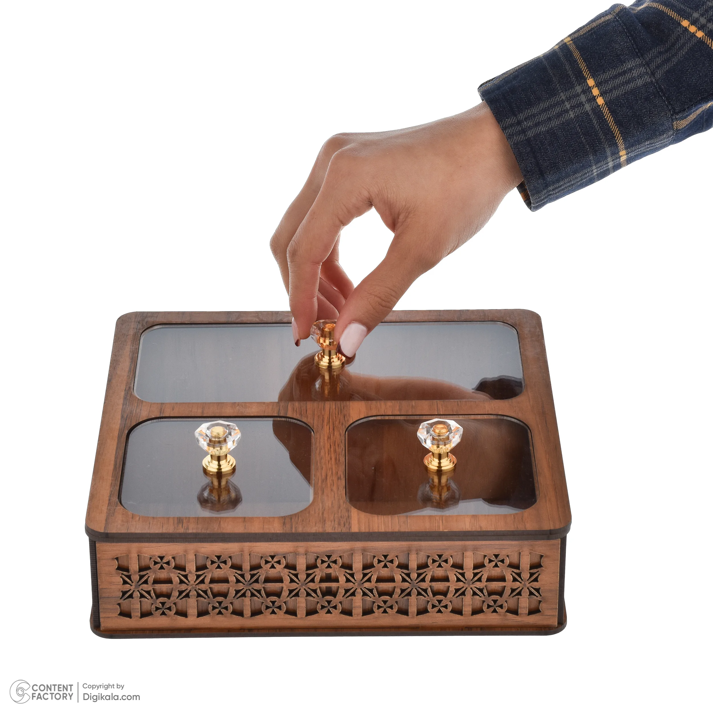 جعبه پذیرایی مدل یاس کد P301 شکلاتخوری مربع MDF، پلاستیک و پلکسی گلس با ابعاد 20x19x5.5 سانتیمتر و وزن 330 گرم، غیرقابل شستشو