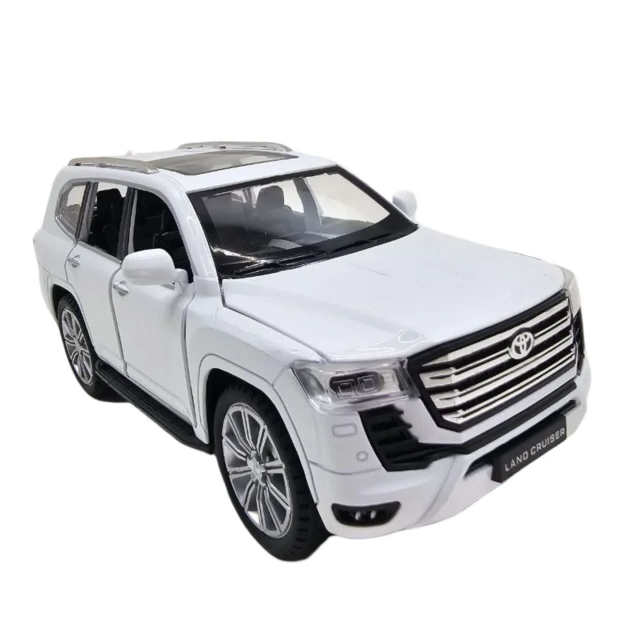ماکت ماشین فلزی شاسیبلند تویوتا لندکروز ناب سل مدل land Cruiser VX با مقیاس 1:24، چراغ LED جلو و عقب، صدای موتور شبیهسازی شده، مکانیزم عقبکش، دربهای بازشونده از بغل و بالا، رینگ و تایر لاستیکی