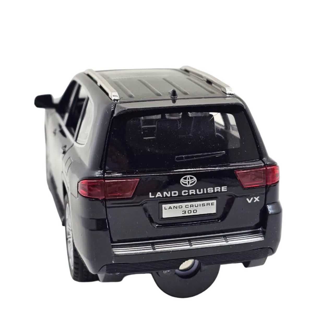 ماکت ماشین فلزی شاسیبلند تویوتا لندکروز ناب سل مدل land Cruiser VX با مقیاس 1:24، چراغ LED جلو و عقب، صدای موتور شبیهسازی شده، مکانیزم عقبکش، دربهای بازشونده از بغل و بالا، رینگ و تایر لاستیکی