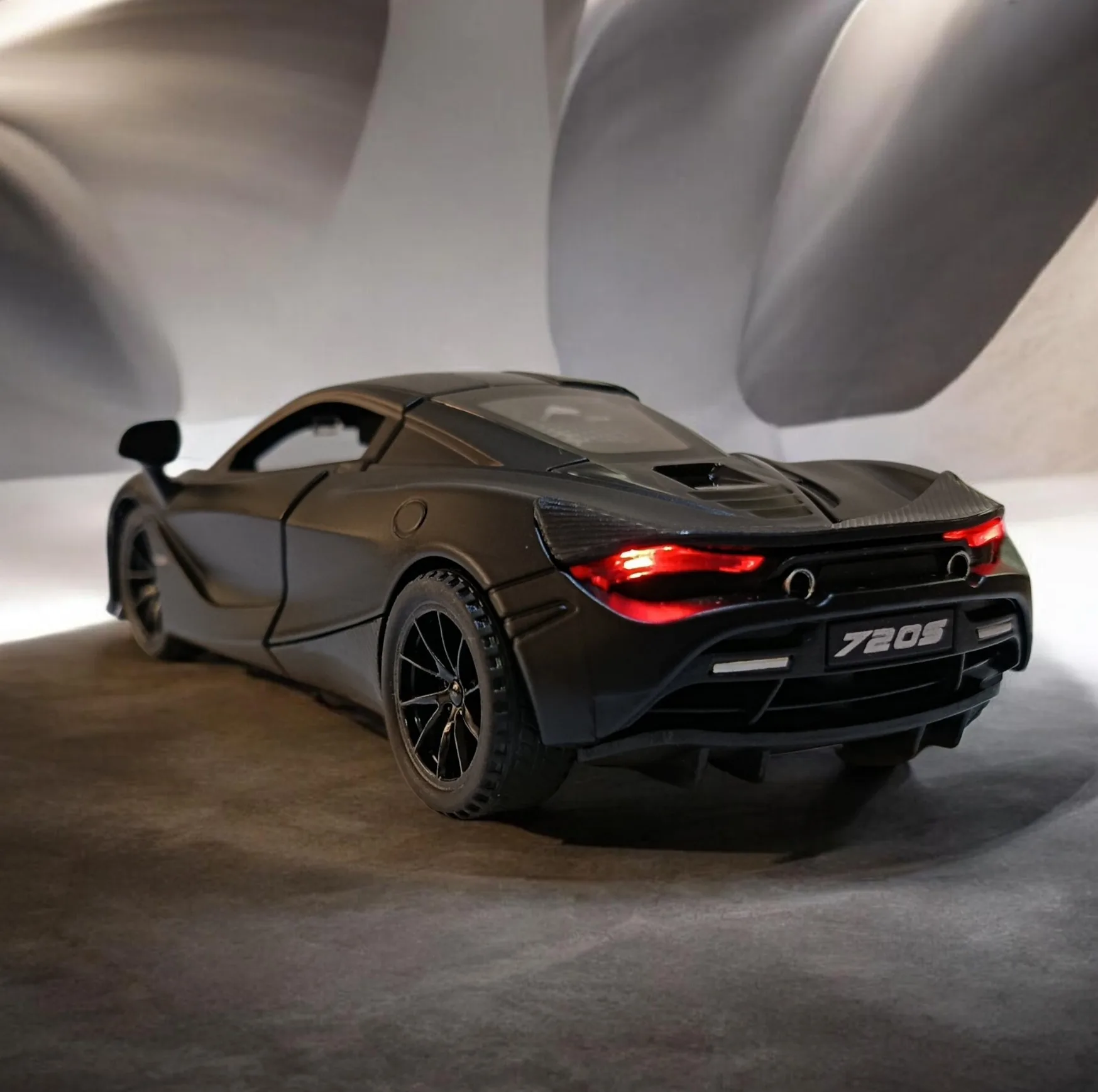 ماشین بازی مدل مکلارن 720s بدنه فلزی مقیاس 1:28