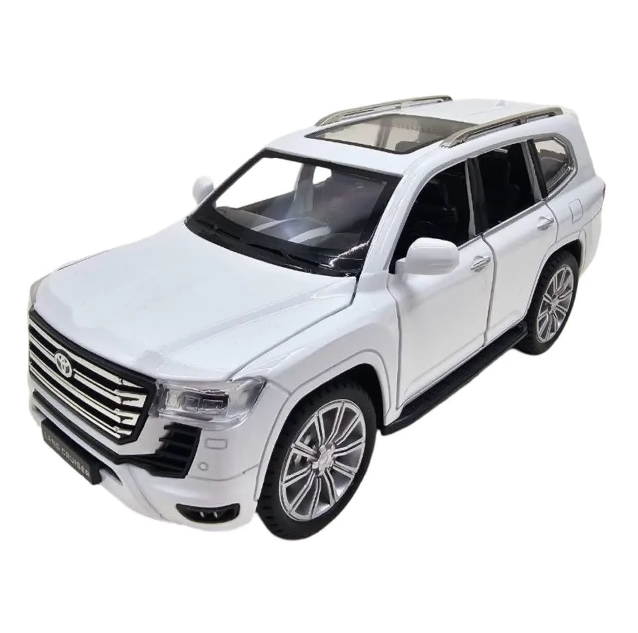 ماکت ماشین فلزی شاسیبلند تویوتا لندکروز ناب سل مدل land Cruiser VX با مقیاس 1:24، چراغ LED جلو و عقب، صدای موتور شبیهسازی شده، مکانیزم عقبکش، دربهای بازشونده از بغل و بالا، رینگ و تایر لاستیکی