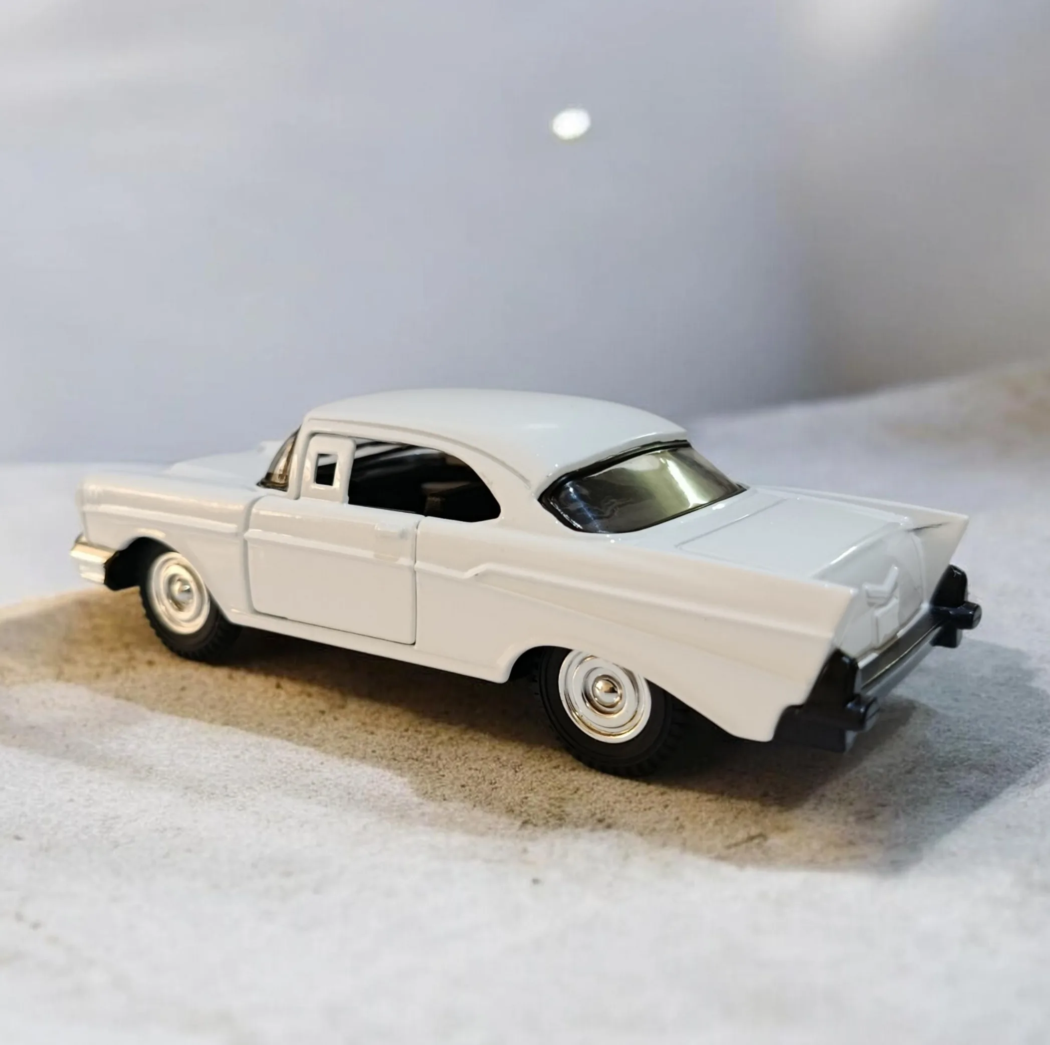 ماشین بازی مدل شورلت Chevrolet Bel Air 1957 فلزی با درِ بازشو مقیاس 1:32 طراحی با جزئیات دقیق