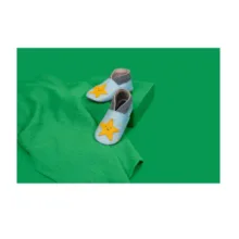 پاپوش نوزادی لوپیلو مدل LO9060 با رویه چرم طبیعی ، طراحی کشی برای تثبیت راحت ، مناسب استفاده روزمره و فضای خانه ، کیفیت ساخت بالا ساخت آلمان