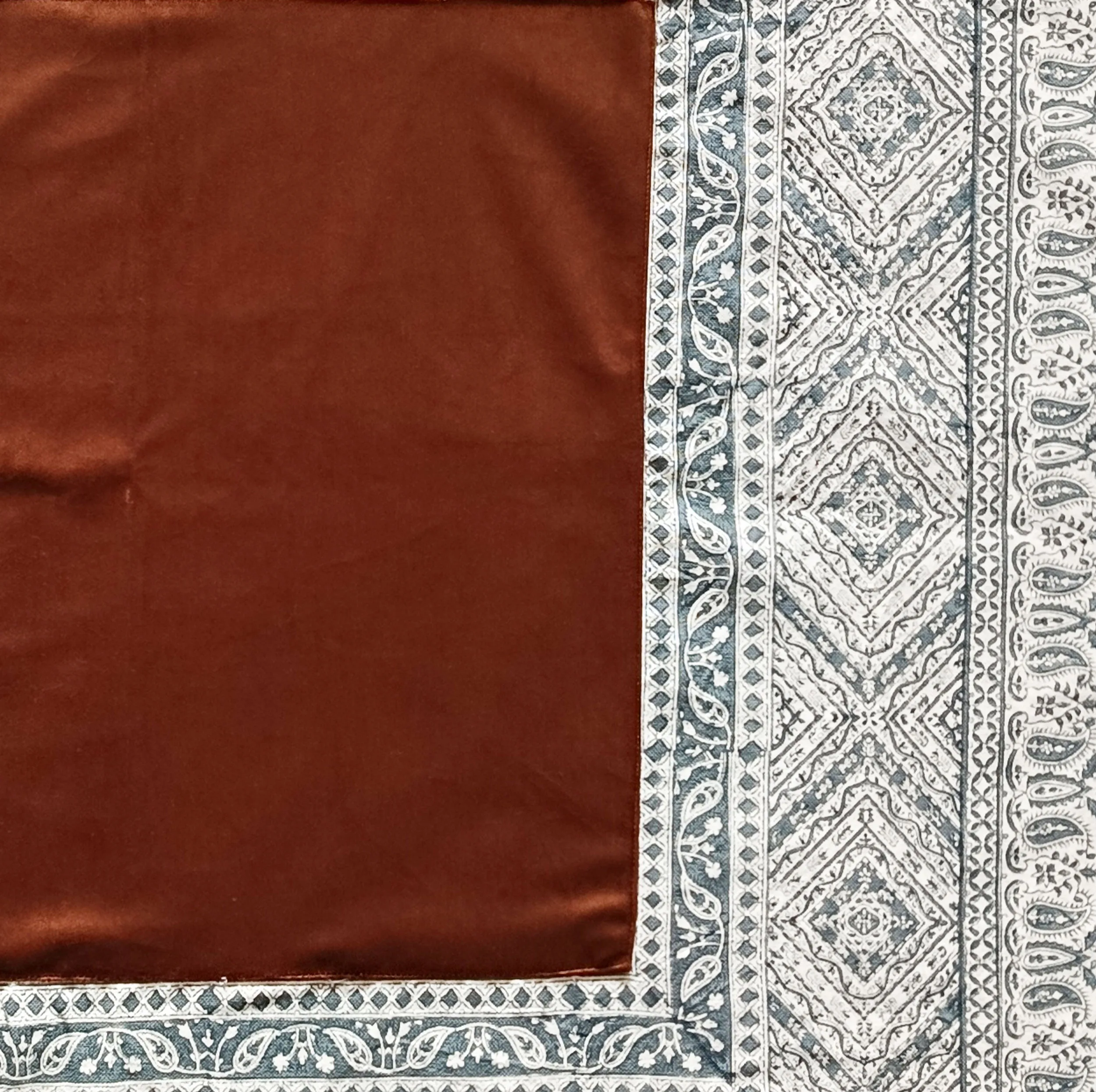 رومیزی مخمل مدل سنتی BR100