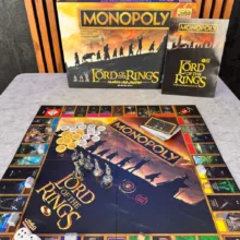 بازی فکری مونوپولی ارباب حلقهها فکرآوران مدل Monopoly بازی استراتژیک 2 تا 6 نفره با کنترل حلقه قدرت، نقشآفرینی، جمعآوری امتیاز و مدت زمان بیش از یک ساعت مناسب 8 سال به بالا