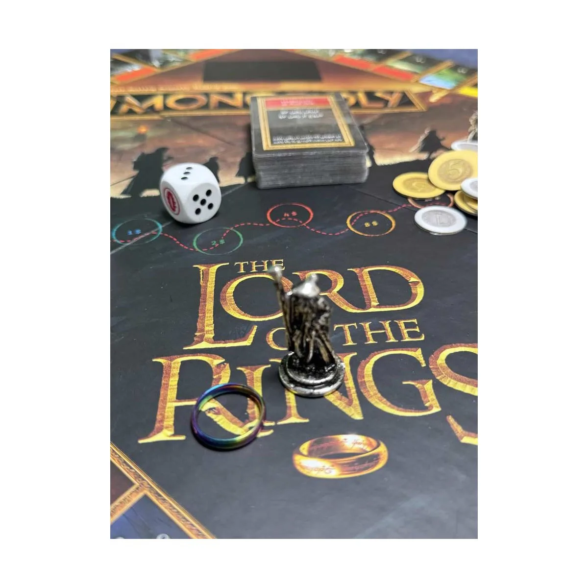 بازی فکری مونوپولی ارباب حلقهها فکرآوران مدل Monopoly بازی استراتژیک 2 تا 6 نفره با کنترل حلقه قدرت، نقشآفرینی، جمعآوری امتیاز و مدت زمان بیش از یک ساعت مناسب 8 سال به بالا