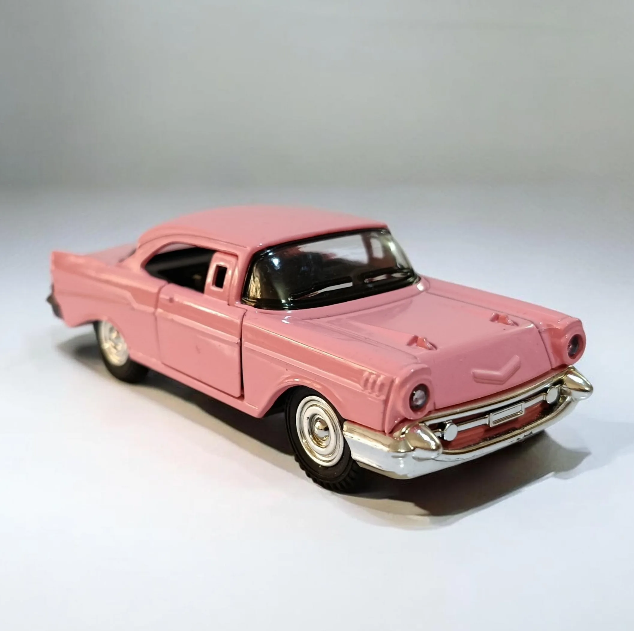 ماشین بازی مدل شورلت Chevrolet Bel Air 1957 فلزی با درِ بازشو مقیاس 1:32 طراحی با جزئیات دقیق