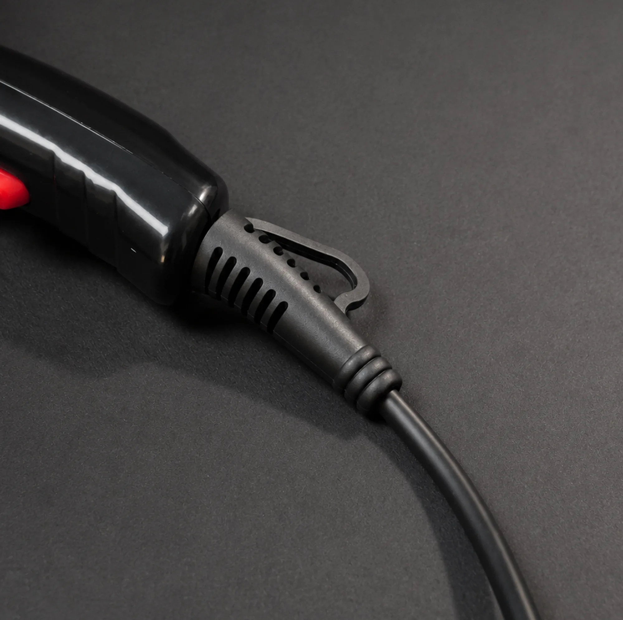 سشوار خانگی حرفه ای مکس پرو مدل MXS-8889 با موتور DC، توان 9900 وات، باد سرد، تنظیم دما در 3 حالت و تنظیم سرعت در 2 حالت، همراه با متمرکزکننده باریک و سری با پخش یکنواخت گرما