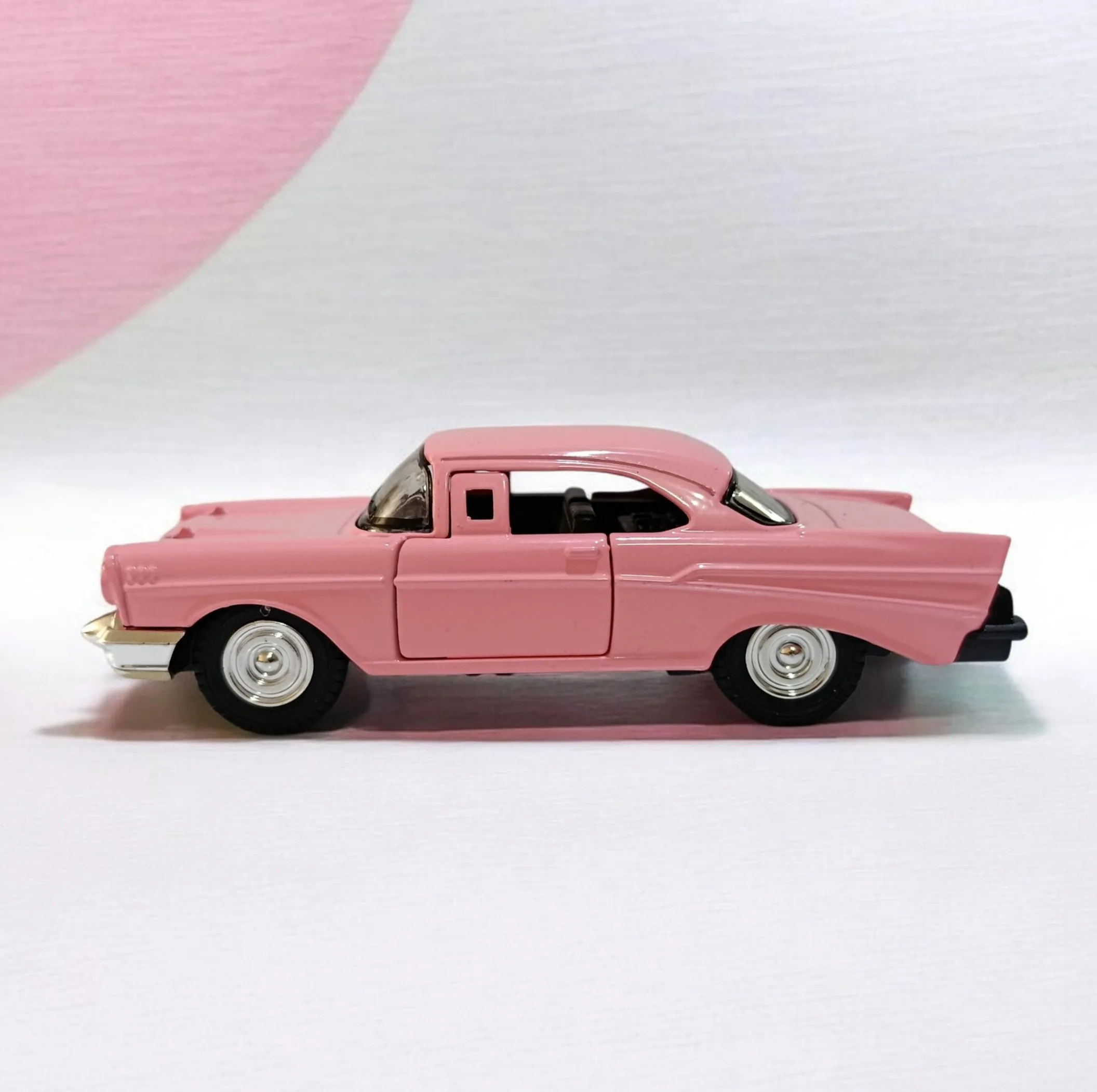 ماشین بازی مدل شورلت Chevrolet Bel Air 1957 فلزی با درِ بازشو مقیاس 1:32 طراحی با جزئیات دقیق
