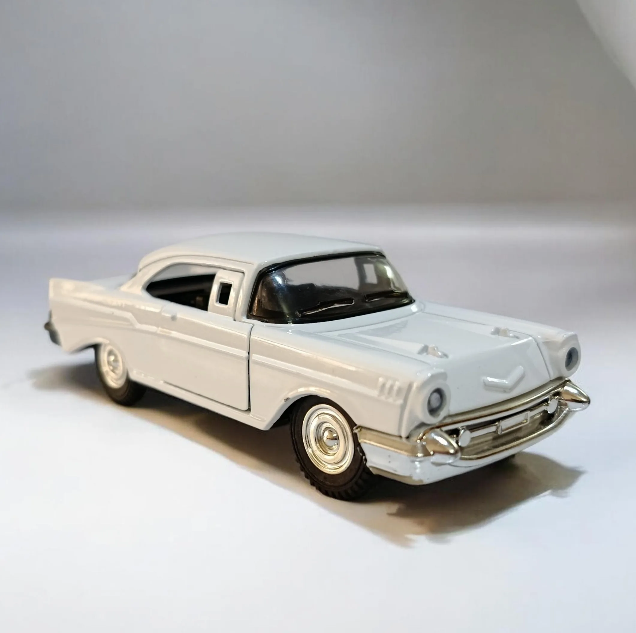 ماشین بازی مدل شورلت Chevrolet Bel Air 1957 فلزی با درِ بازشو مقیاس 1:32 طراحی با جزئیات دقیق